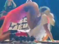 Homem desloca braço ao receber 'surra de bunda' durante show; assista
