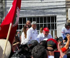 Multidão acompanha e ovaciona Lula durante desfile no 2 de Julho