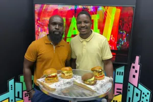 Angolanos fazem sucesso em Cosme de Farias com hambúrgueres artesanais