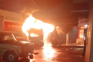 Ônibus é incendiado após arrastão em Sussuarana