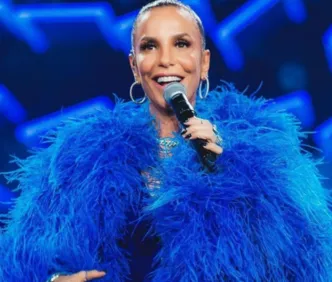 Ivete Sangalo ganha festa surpresa de fãs ao desembarcar em Salvador