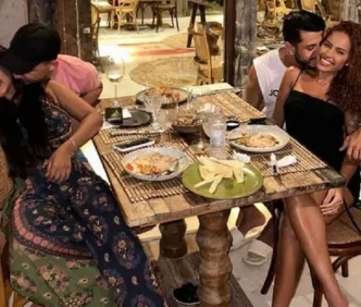 João Gomes e namorada curtem jantar romântico com Sthe Matos