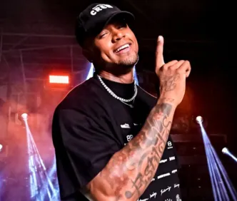 Léo Santana lança clipe do hit 'Posturado e Calmo' gravado em Salvador; assista