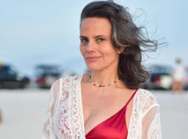 Maria Cândida deixa tatuagem íntima à mostra ao curtir destino paradisíaco