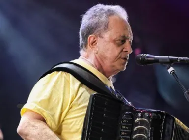 'Não vão ouvir', diz Flávio José durante desabafo em show na Paraíba