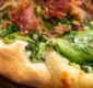 
                  Aprenda a fazer uma pizza caseira de escarola com 7 ingredientes