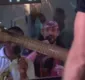 
                  Bell Marques canta com sósia durante passagem na Micareta de Feira
