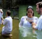 
                  Maíra Cardi é pedida em casamento durante batismo no Rio Jordão