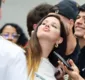 
                  Lana Del Rey esbanja simpatia ao encontrar fãs em aeroporto do RJ; FOTOS