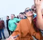 
                  Claudia Leitte tira fotos com fãs ao chegar em festival em São Paulo