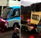 
                  Micro-ônibus da PM que atingiu casas em Plataforma é removido; vídeo