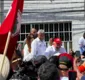 
                  Multidão acompanha e ovaciona Lula durante desfile no 2 de Julho