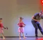 
                  Pai viraliza ao dançar balé para ajudar filha envergonhada; VÍDEO