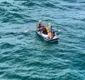 
                  Três pessoas são resgatadas após embarcação naufragar no Farol da Barra