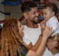 
                  Viviane Araújo posa em família no aniversário do afilhado; FOTOS