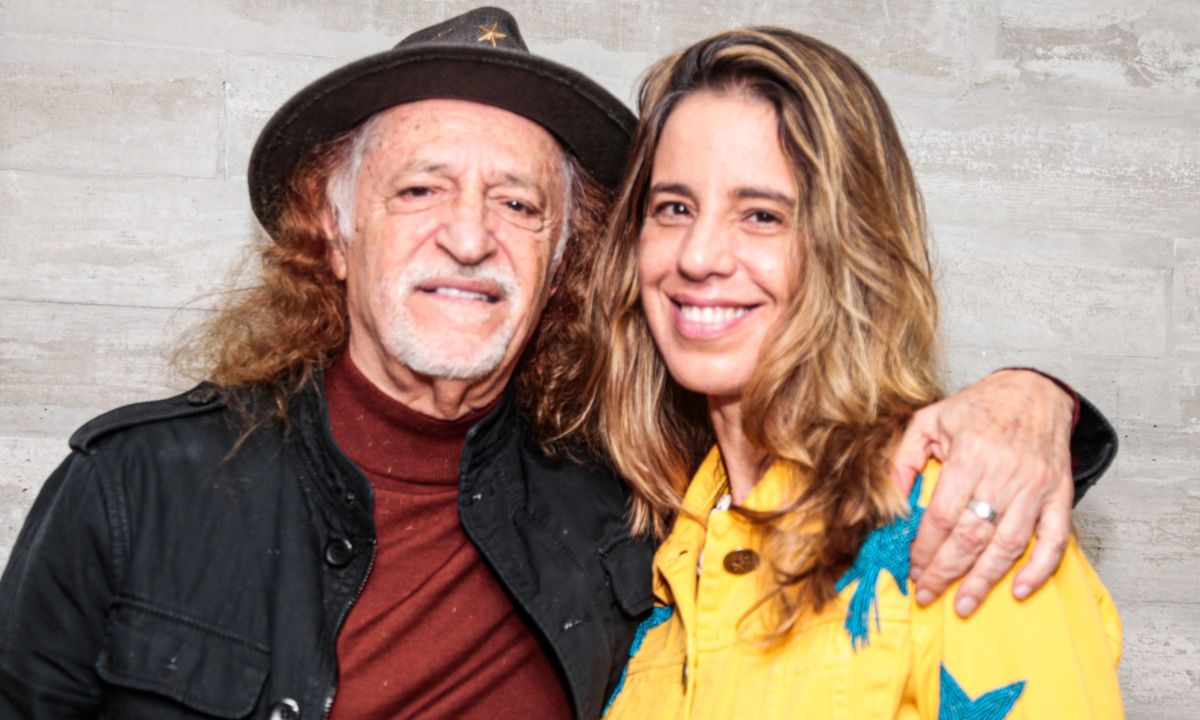 Alceu Valença faz aparição rara ao lado de esposa 28 anos mais nova