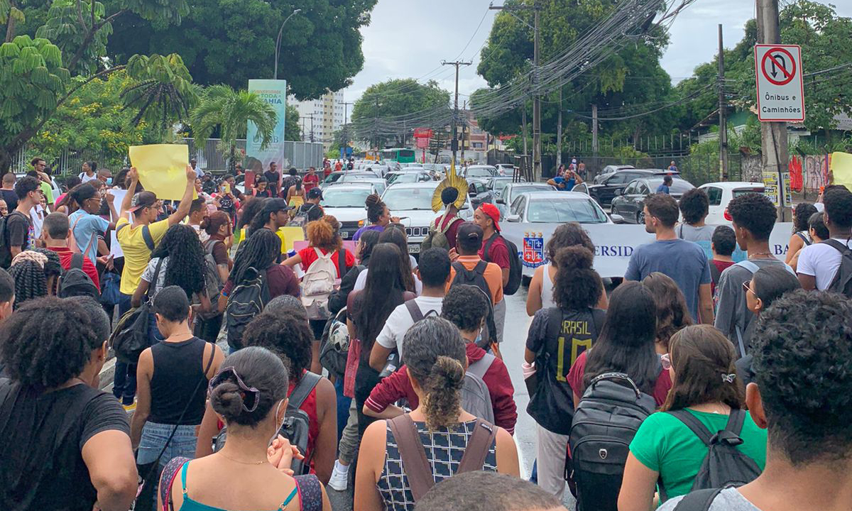 Estudantes da Uneb protestam para que Justiça e Governo resolvam