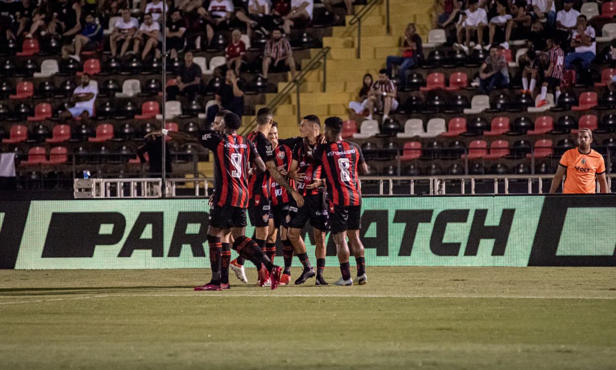 Vitória vence Botafogo-SP, mantém 100% e volta à liderança da Série B