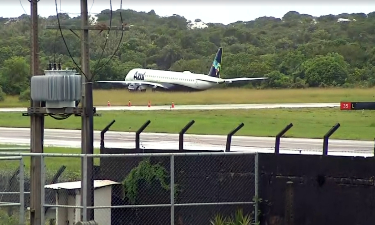 Avião da Azul ultrapassa limite da pista ao pousar em aeroporto de