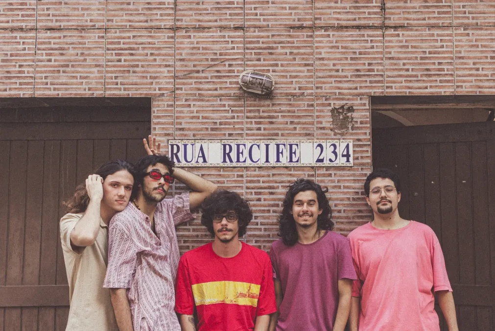 Tangolo Mangos lança primeiro single de seu álbum de estreia