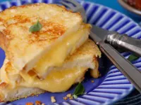 Aprenda a fazer queijo quente com crosta de parmesão