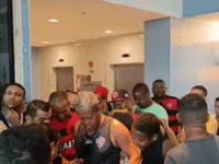 Venda de ingressos para jogo do Vitória tem filas e confusão; VÍDEOS