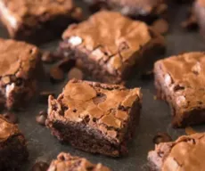 Aprenda a preparar brownie de chocolate com 5 ingredientes