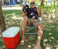Com cadeira de praia e caixa de som, pai espera por filha durante Enem