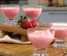 Veja como fazer iogurte caseiro de morango com 4 ingredientes