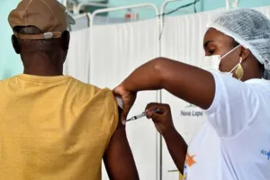 Bahia tem queda de casos de Covid, mas imunização é baixa