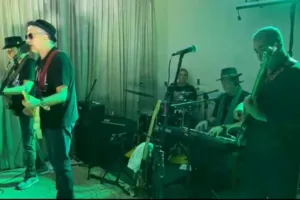 Banda Mil Milhas homenageia Titãs em show