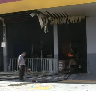 Loja de bebidas pega fogo e chamas se alastram em Feira de Santana