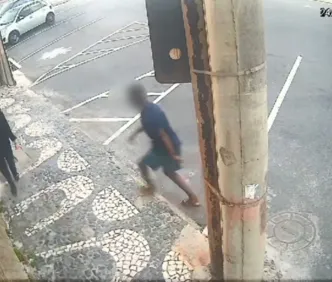 Câmera de segurança flagra momento em que mulher é assaltada na Pituba