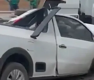 Vídeo: Acidente entre carro e caminhão deixa jovem morto na Bahia