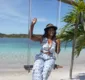 
                  Angela Bassett aproveita férias e conhece litoral da Bahia; FOTOS