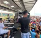 
                  Banda Mudei de Nome arrasta multidão em pranchão na Orla de Salvador