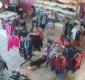 
                  Cadela 'furta' chapéu de dentro de loja de roupas; veja vídeo