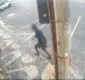 
                  Câmera de segurança flagra momento em que mulher é assaltada na Pituba