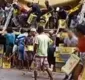 
                  Carreta que transportava cervejas tomba e carga é saqueada na Bahia