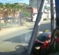
                  Carro bate e homens escapam momentos antes de veículo pegar fogo; assista