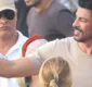 
                  Cauã Reymond posa com fãs em gravação de 'Terra e Paixão' na rua