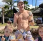 
                  Daniel Cady encanta web em dia de praia com gêmeas; VÍDEO