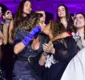 
                  Daniela Mercury beija esposa em encerramento de desfile; FOTOS