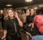
                  Daniela Mercury ganha festa surpresa em aeroporto e se emociona