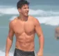 
                  De sunga, Ricky Tavares ostenta corpão na praia; FOTOS