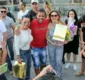 
                  Grupo É O Tchan recebe presentes de fãs ao desembarcar no Rio de Janeiro