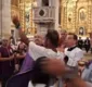 
                  Homem quebra hóstia e protesta na missa de 7º dia de Dom Geraldo