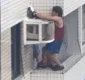 
                  Homem se pendura em varanda de prédio para resgatar gato na BA; VÍDEO