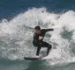 
                  Klebber Toledo mostra habilidades ao surfar em praia do RJ; FOTOS