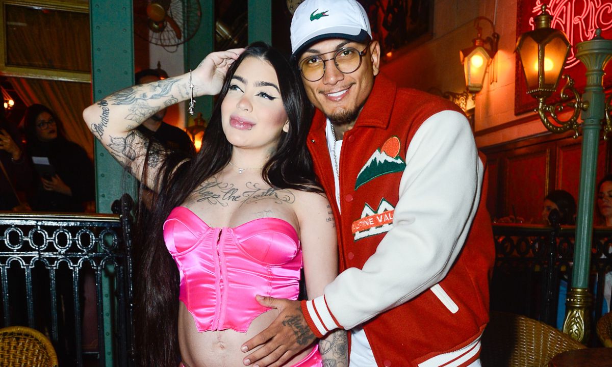 Grávida, MC Mirella troca beijos com Dynho Alves em gravação; FOTOS